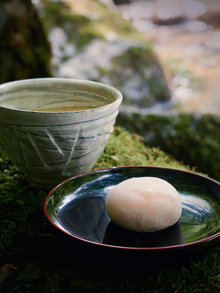 お茶を注ぐシーン