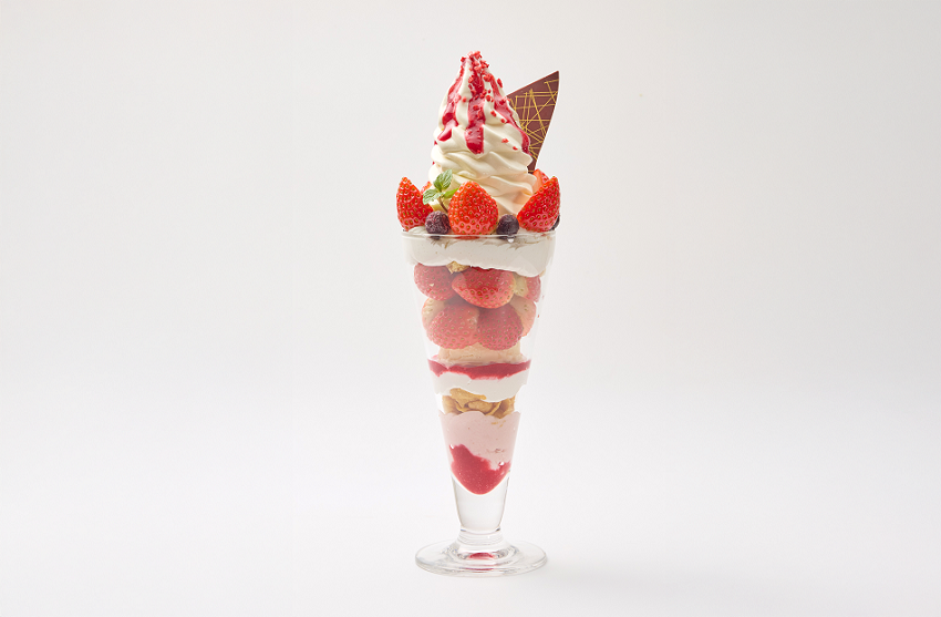 全長 30cm の 「苺あふれるごほうびパフェ」が冬限定で新登場︕